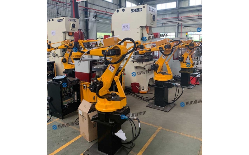 五金沖壓鈑金廠中的沖壓機械手設(shè)備